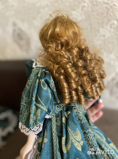 Кукла фарфоровая