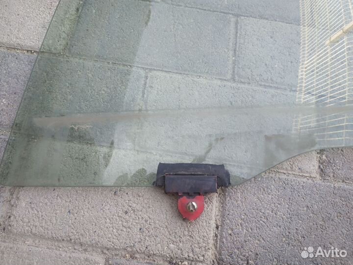 Переднее левое стекло на ммс Кольт 2002-2006