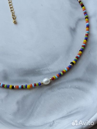 Чокер из жемчуга и разноцветного бисера