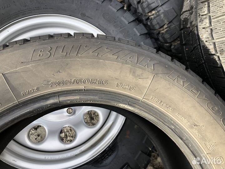 Bridgestone Blizzak Revo GZ 205/60 R16