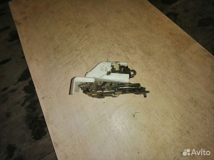 Замок двери задний левый киа Кларус