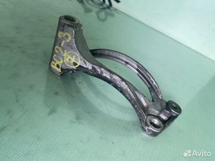 Кронштейн компрессора кондиционера Volkswagen