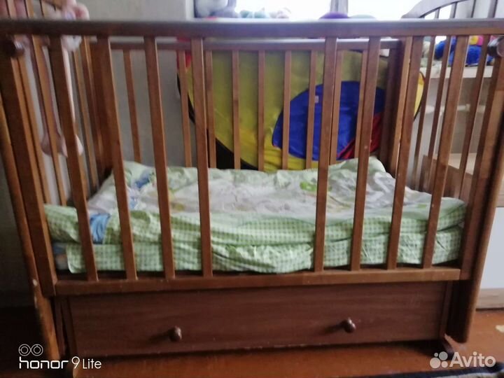 Детская кроватка с маятником и ящиком