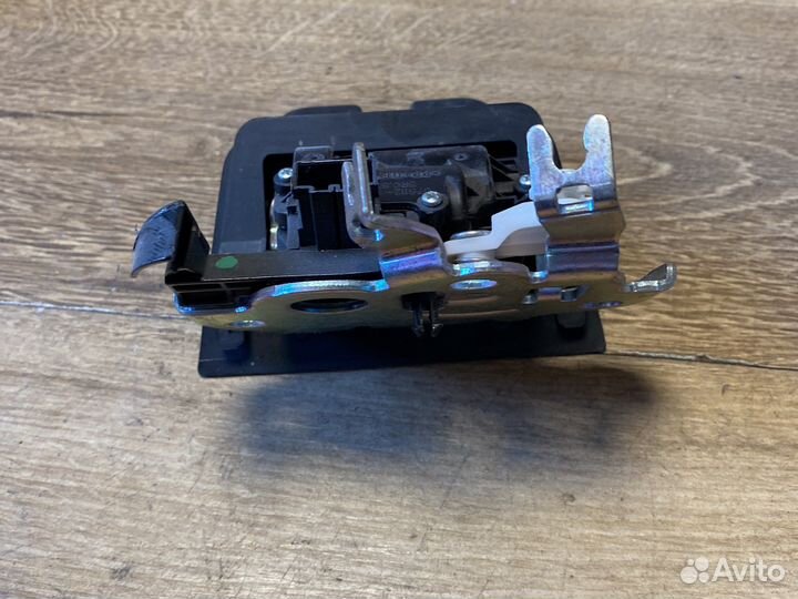 Audi q5 замок крышки багажника