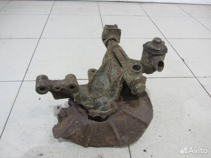 Кулак задний правый Мазда