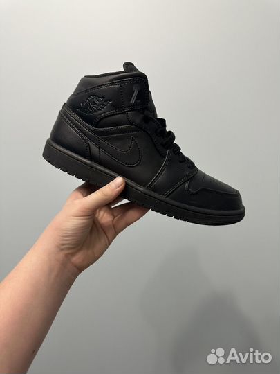 Nike air jordan 1 mid triple black