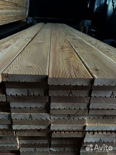 Строительный материал: доски из лиственницы