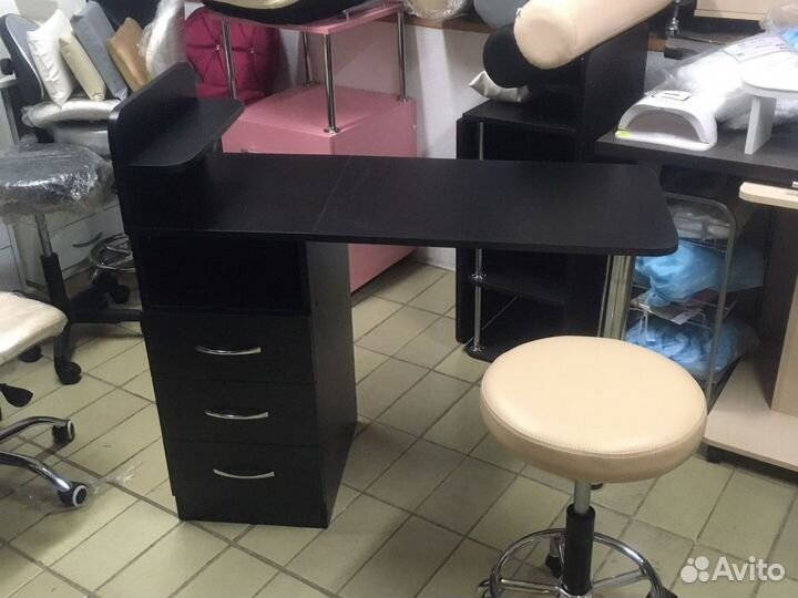 Маникюрный стол