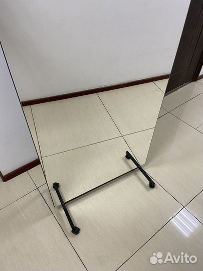 Зеркало на подставке с колесами