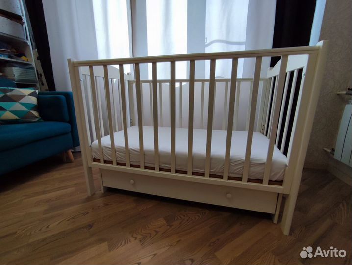 Детская кровать с матрасом, бортиками и бельем