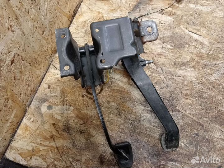 Педаль сцепления тормозная Renault Duster 1 K4M