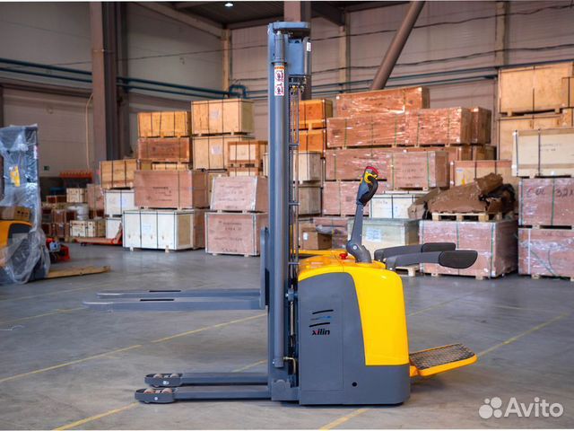 Штабелёр с площадкой