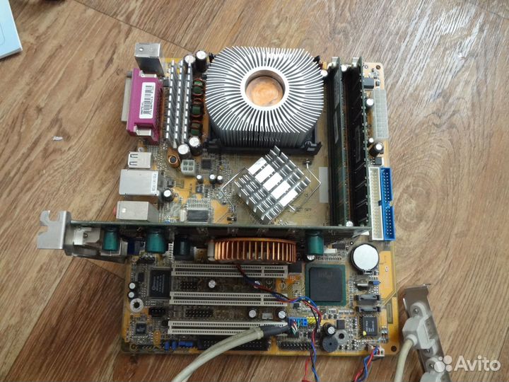 Материнская плата с процессором и памятью