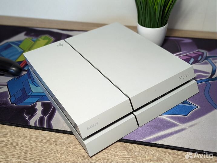 Консоль Sony PS4 белая 2 геймпада + игры