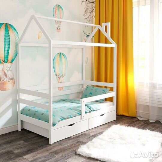 Кроватка из массива домик с бортиком детская
