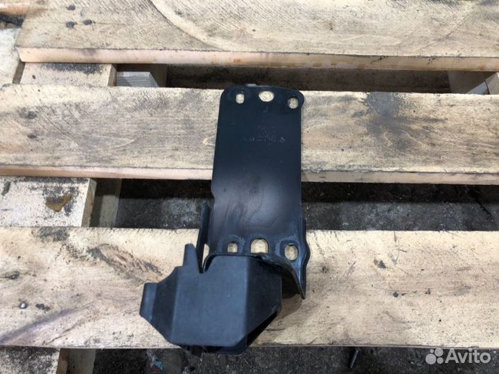 Крепление радиатора левое Bmw 3 E90 N46B20 2007