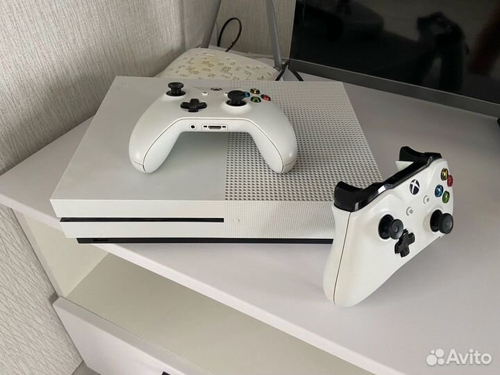 Xbox One s 2 геймпада 1tb