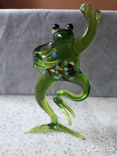 Статуэтки лягушек