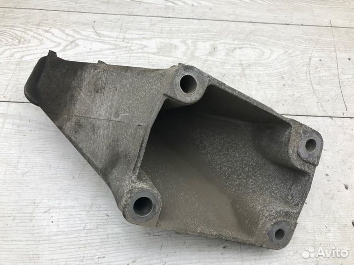 Кронштейн двигателя левый Land Rover Range Rover