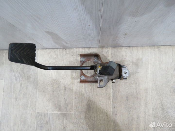 Педаль тормоза Hyundai Solaris