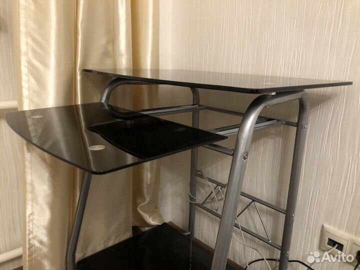 Стеклянный компьютерный стол 