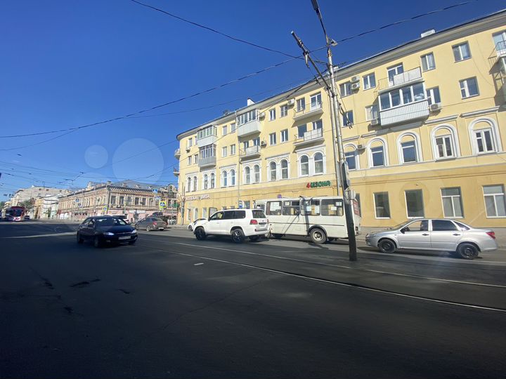 Торговая площадь в центре города с вытяжкой