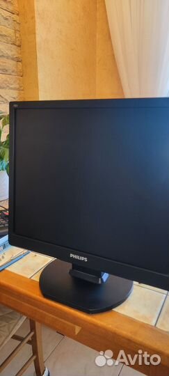 Монитор Philips 19 дюймов VGA