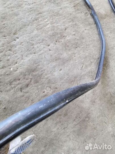 Уплотнитель проёма двери задний правый carisma