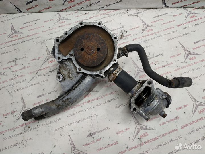 Помпа m102 w124 Mercedes с термостатом (дефект)
