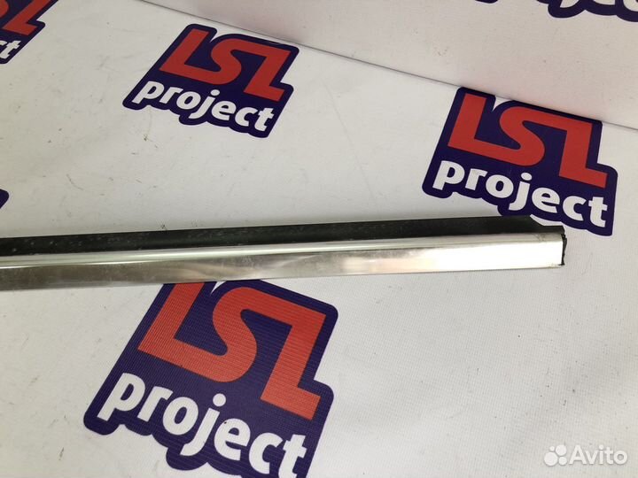 Молдинг стекла передний правый Mercedes W212