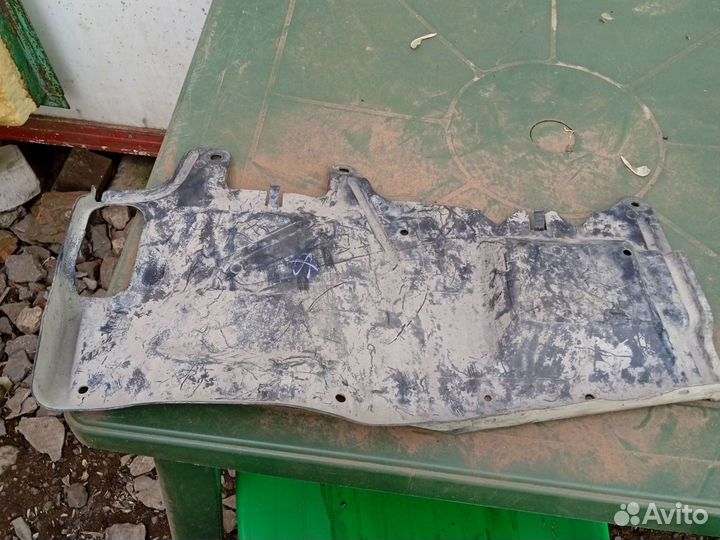 Пыльник двигателя левый Митсубиси спейс стар