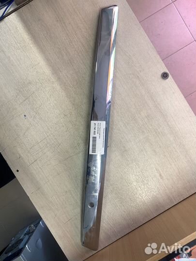 Накладка крышки багажника Nissan Tiida