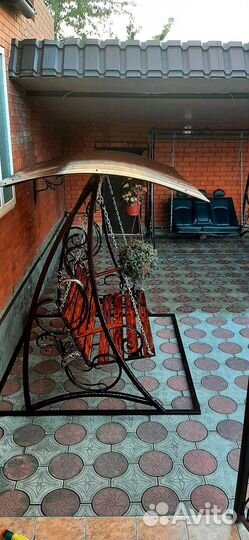 Садовые качели с элементами ковки