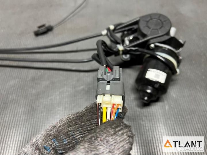 Доводчик двери задний правый mitsubishi delica D:5