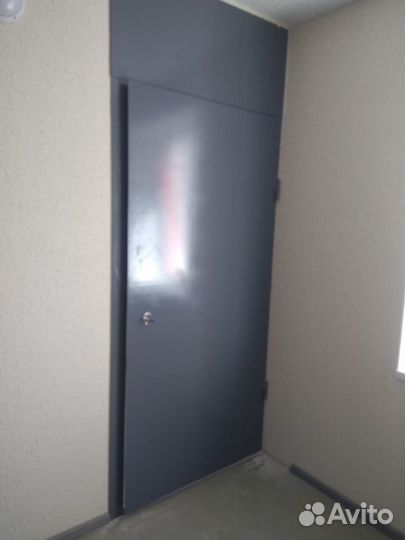 Металлическая дверь перегородка в кладовку