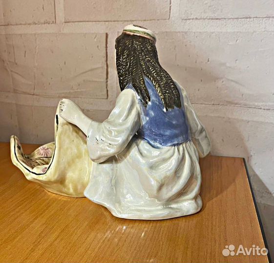 Статуэтка-конфетница Узбечка с ковром, Конаково