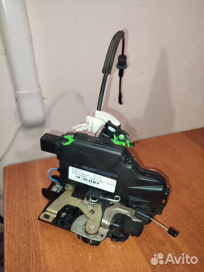 Замок задней левой двери на VAG