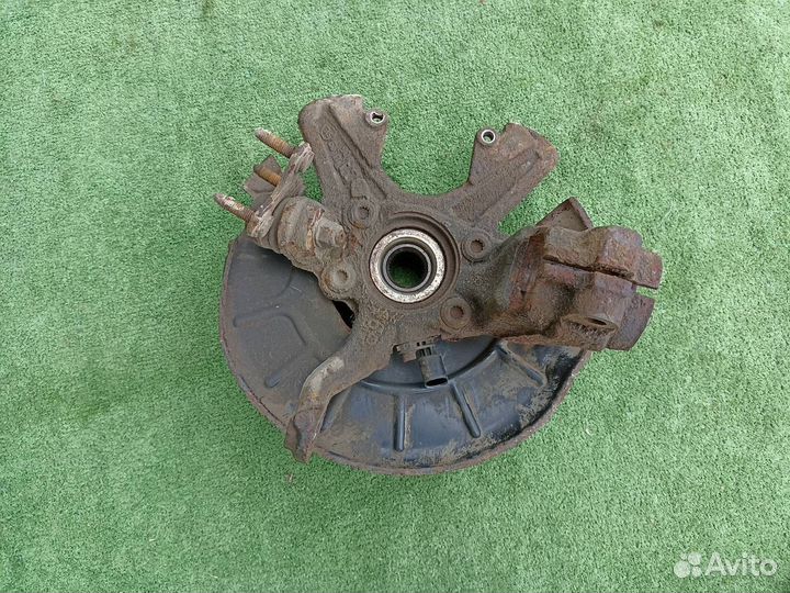 Поворотный кулак передний правый Volkswagen Jetta