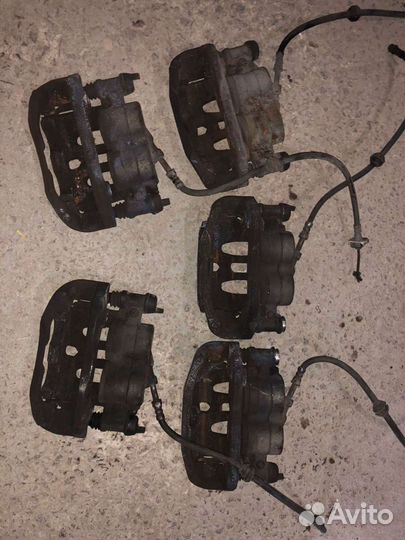 Суппорт передний левый на мерседес 639