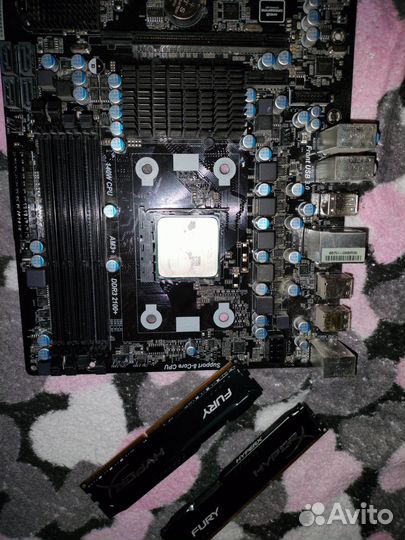 Материнская плата с процессором и памятью