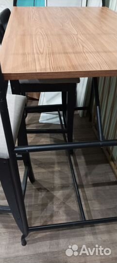 Стол с рейками для хранения IKEA и стулья