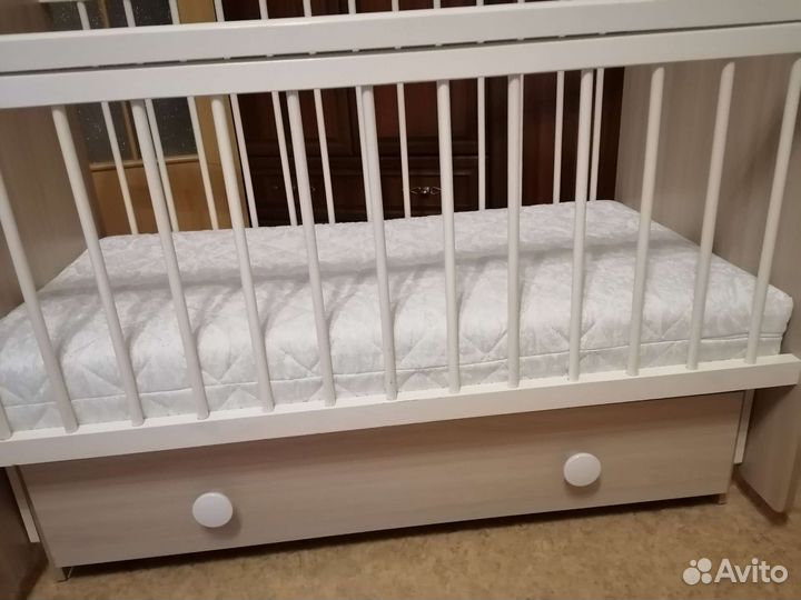 Детская кроватка с маятником и ящиком