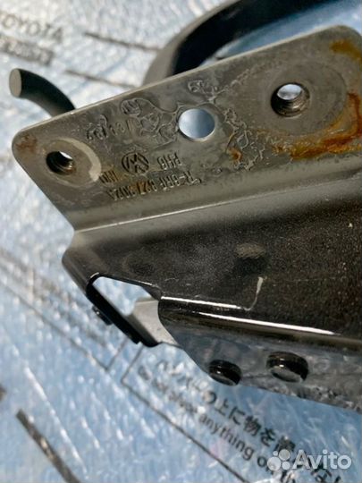 Петля двери багажника правая Volkswagen Polo 2015