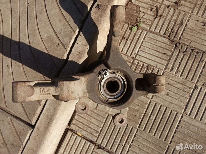 Правый поворотный кулак Renault logan 1