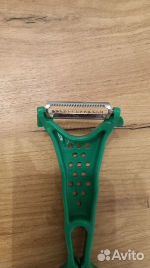 Овощечистка с несколькими видами лезвий