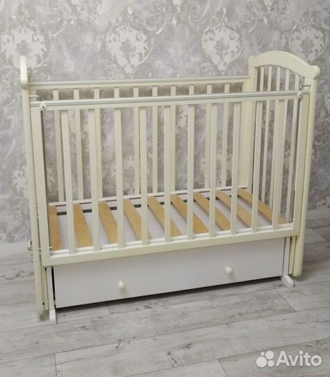 Кроватка детская с маятником и ящиком