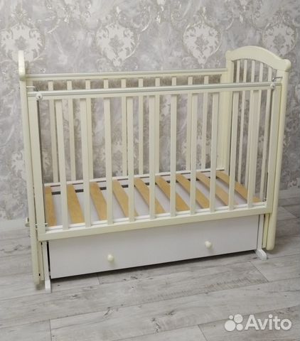Кроватка детская с маятником и ящиком
