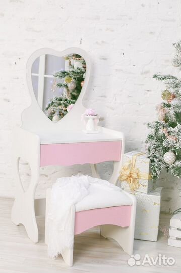 Туалетный столик с зеркалом
