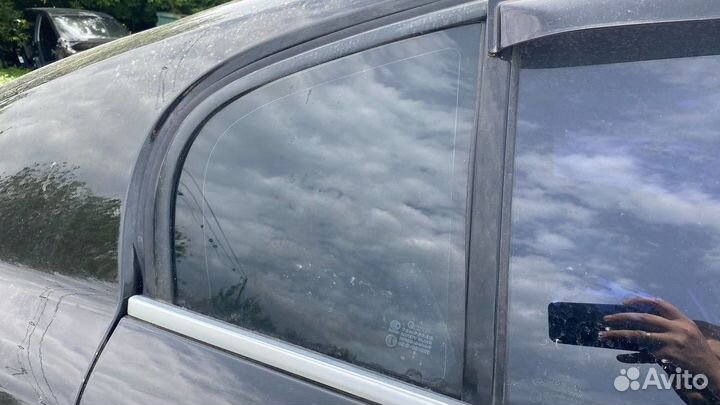 Форточка двери задней правой Renault Laguna III