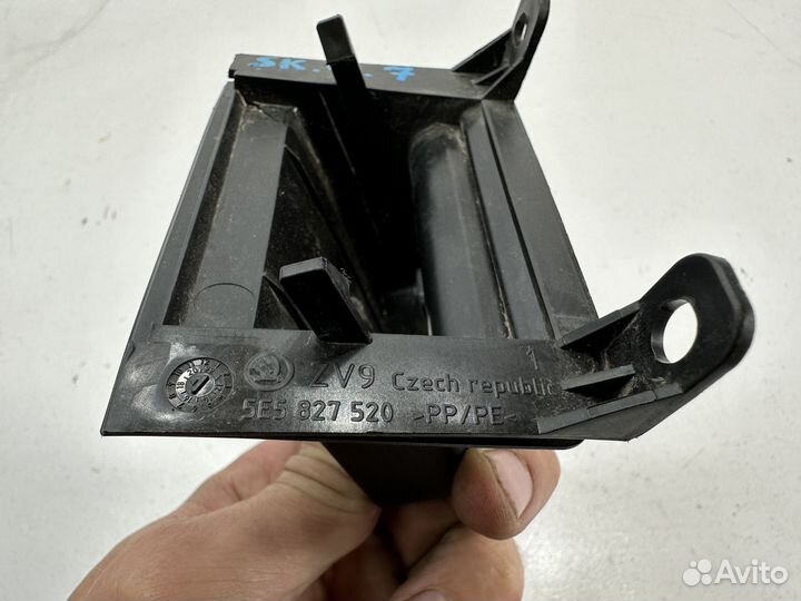 Skoda Octavia A7 крышка кожух замка багажника